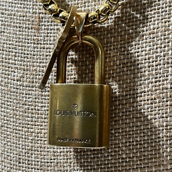LOUIS VUITTON LOCK AND KEY #301 WITH GOLD PLATED STAINLESS STEEL CHAIN. - Picture 4 of 6